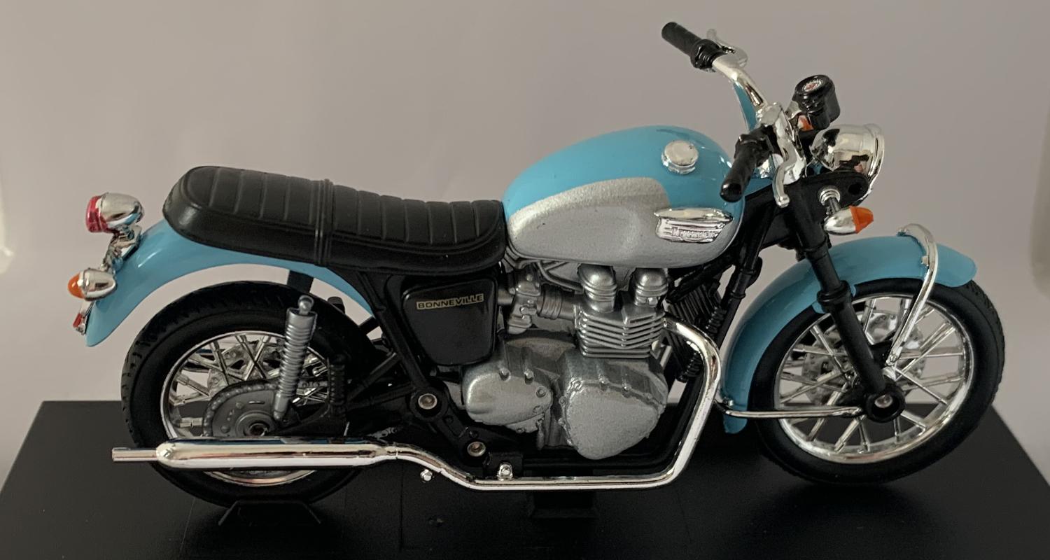 Triumph Bonneville 2002 in blue 1:18 scale motobike model from Welly, 19660