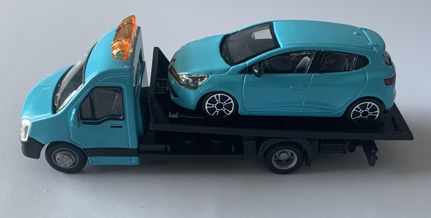 Flatbed Transporter with Renault Clio in blue 1:43 scale model from Bburago