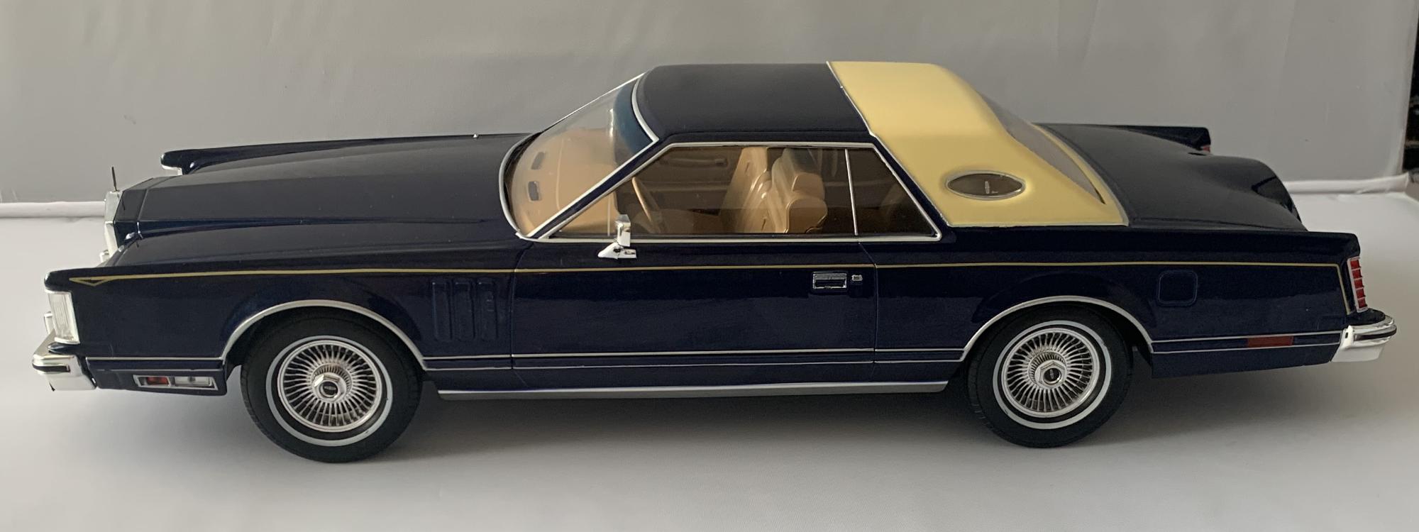 Lincoln Continental mk5 1977 in blue 1:18 scale model from Model Car Group, 18215