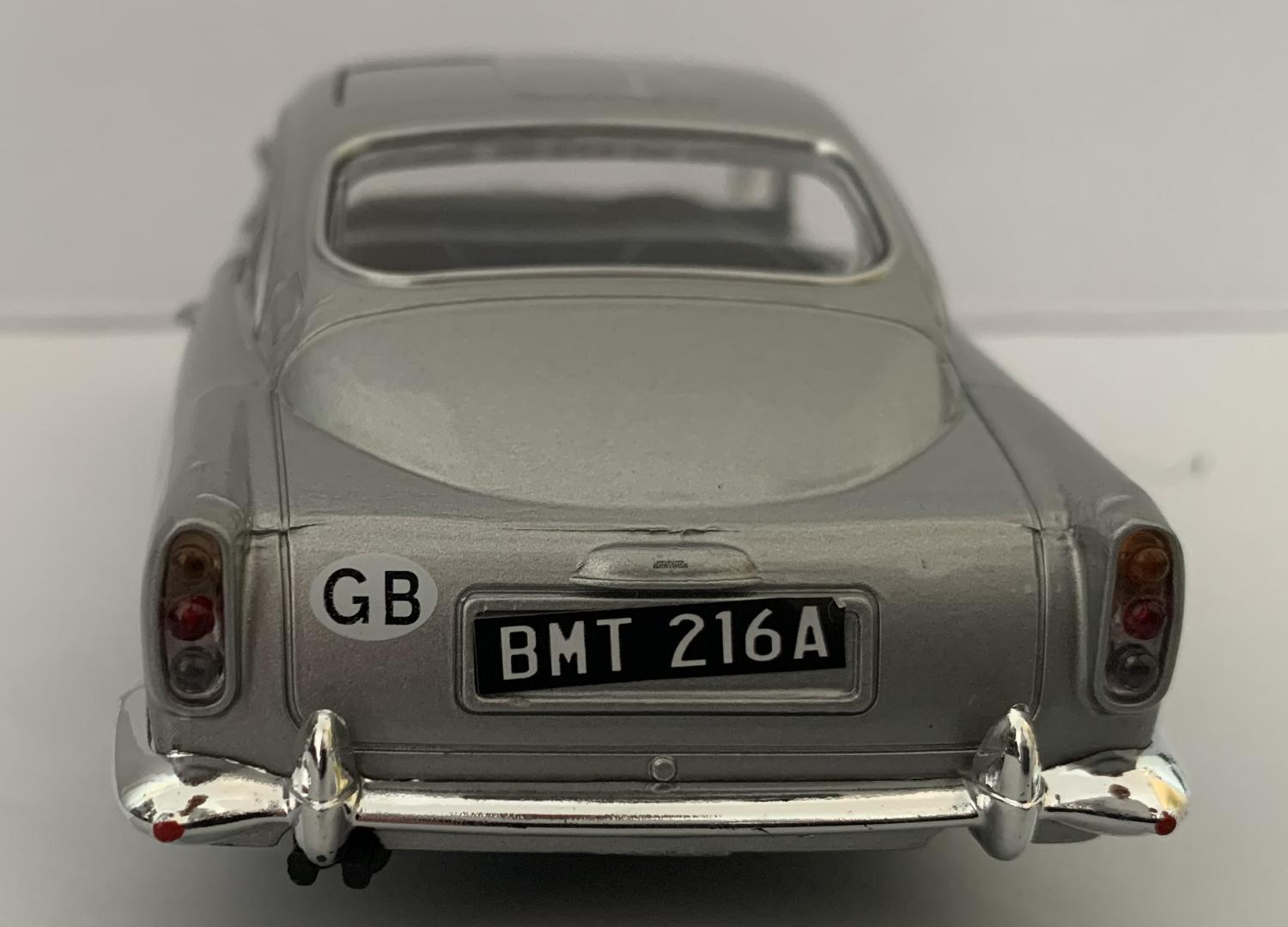 007’s Aston Martin DB5 in silver from Goldfinger 1:24 scale model from Motormax, James Bond 60 Years of Bond