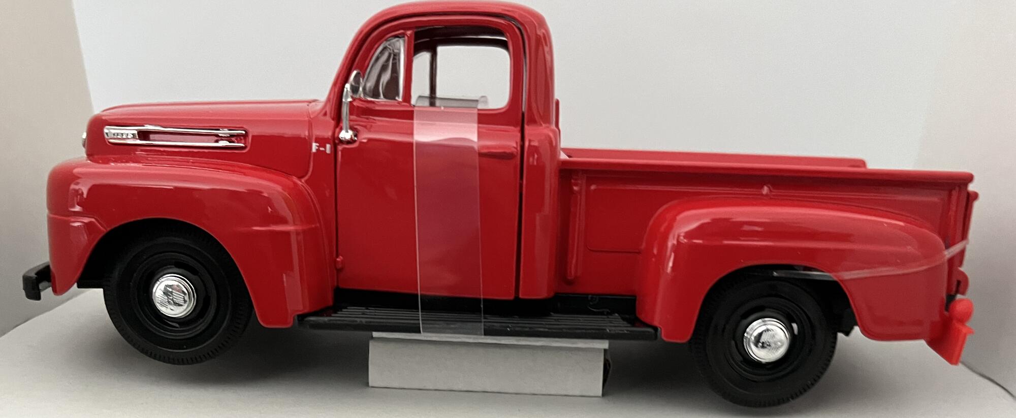 Ford F-1 Pickup 1948 in red, 1:25 scale diecast classic USA model from Maisto, MAi31935R