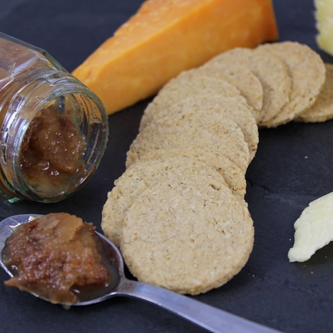 Oatcakes with chutney and cheese