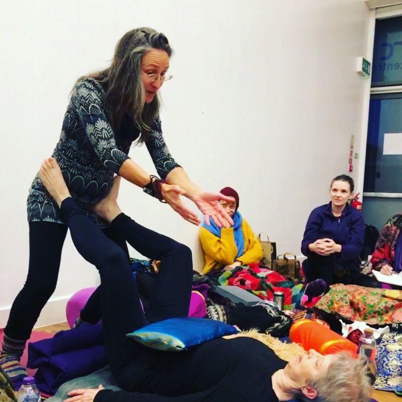 Uma Dinsmore-Tuli delivers a yoga therapy session as part of the Yoga United yoga therapy training prana shakti module