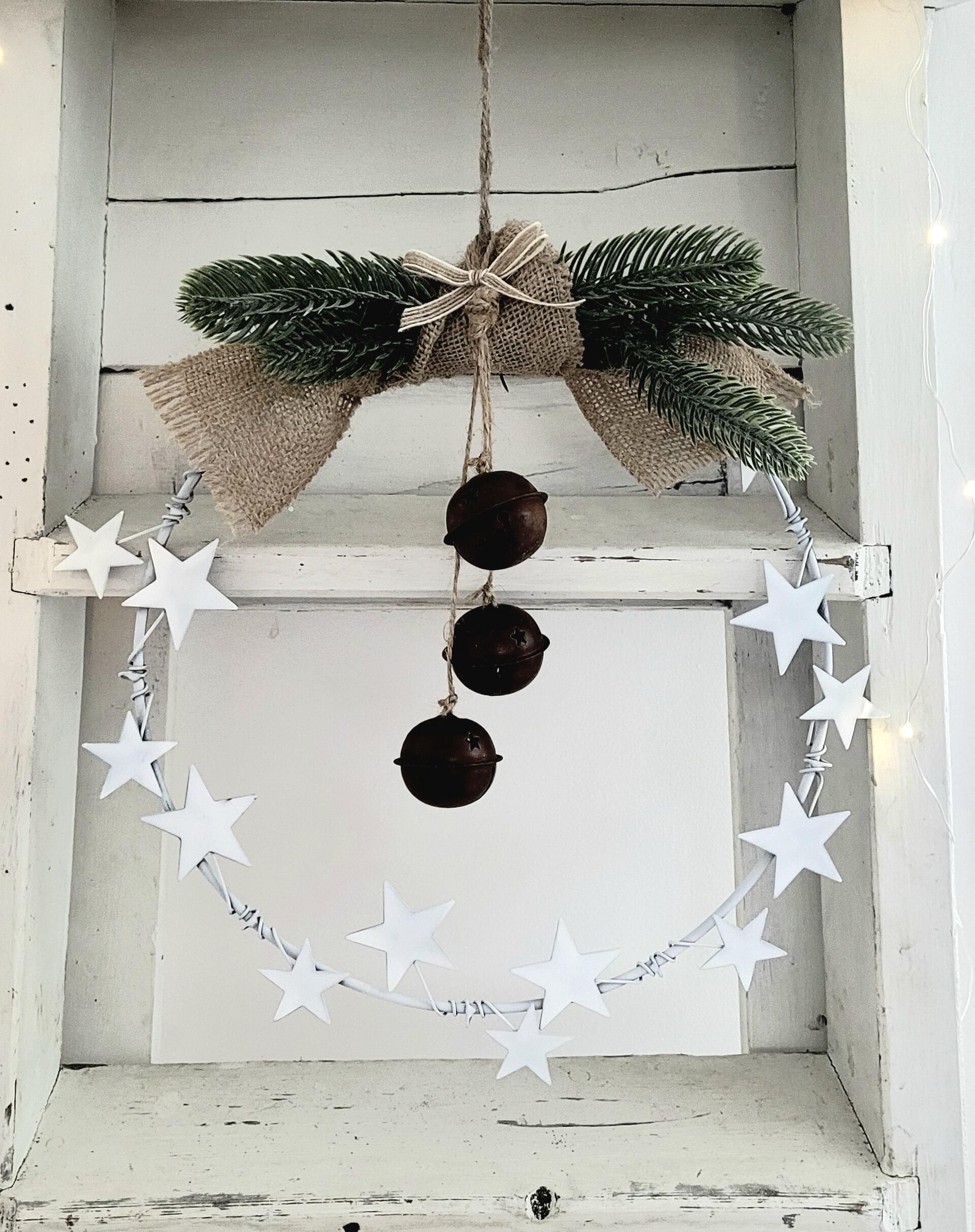 WHITE STAR METAL WREATH WITH RUSTY BELLS