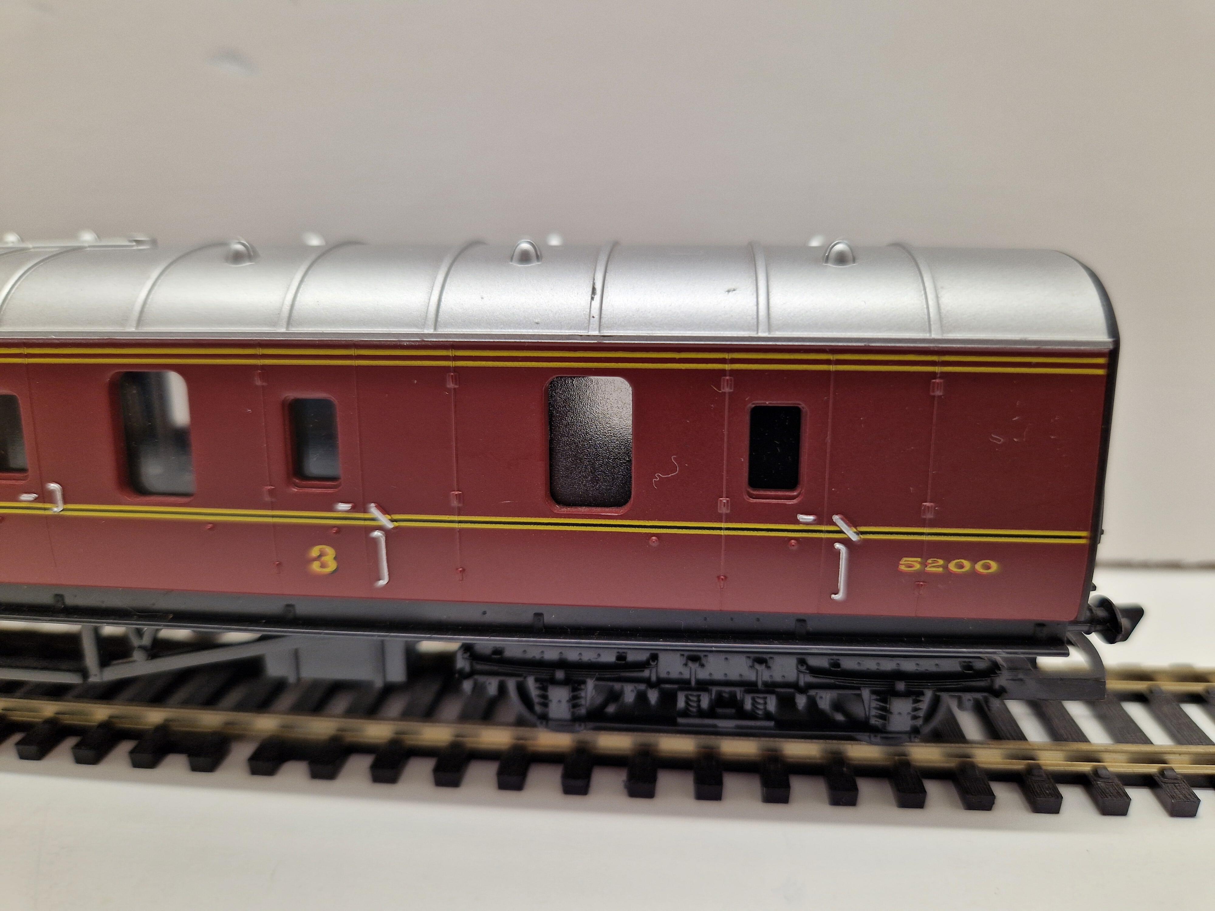 Hornby R4060 LMS Stanier Brake Third coach no.5200