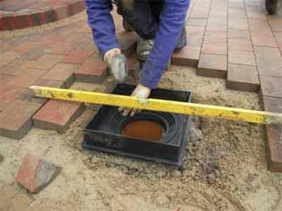 Replacing a manhole cover for drainage inspection chamber