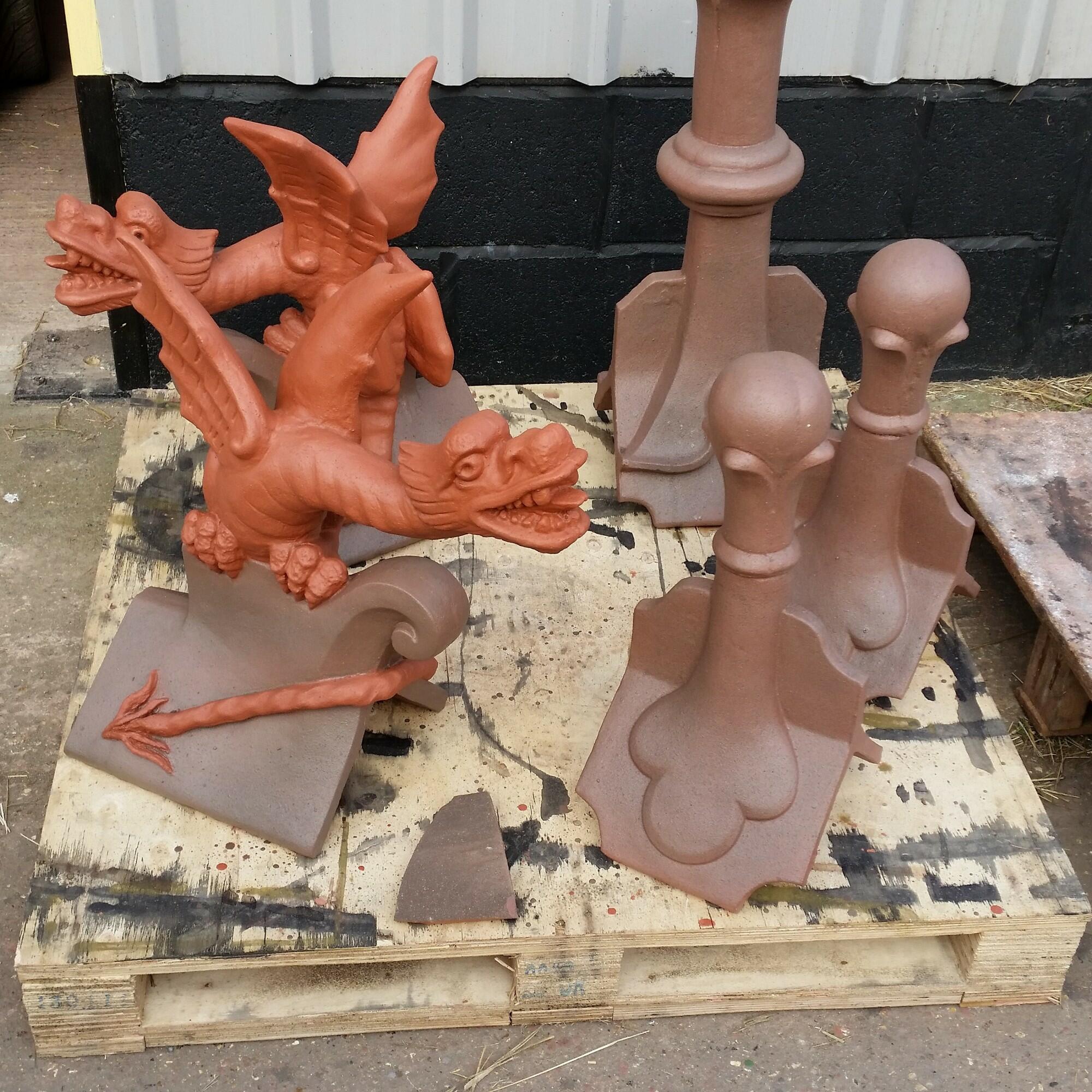 Two tone wyvern finials and ball tops colour match on a pallet
