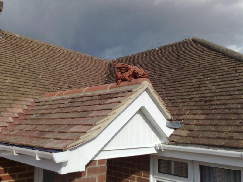 Segmental roof dragon on bungalow