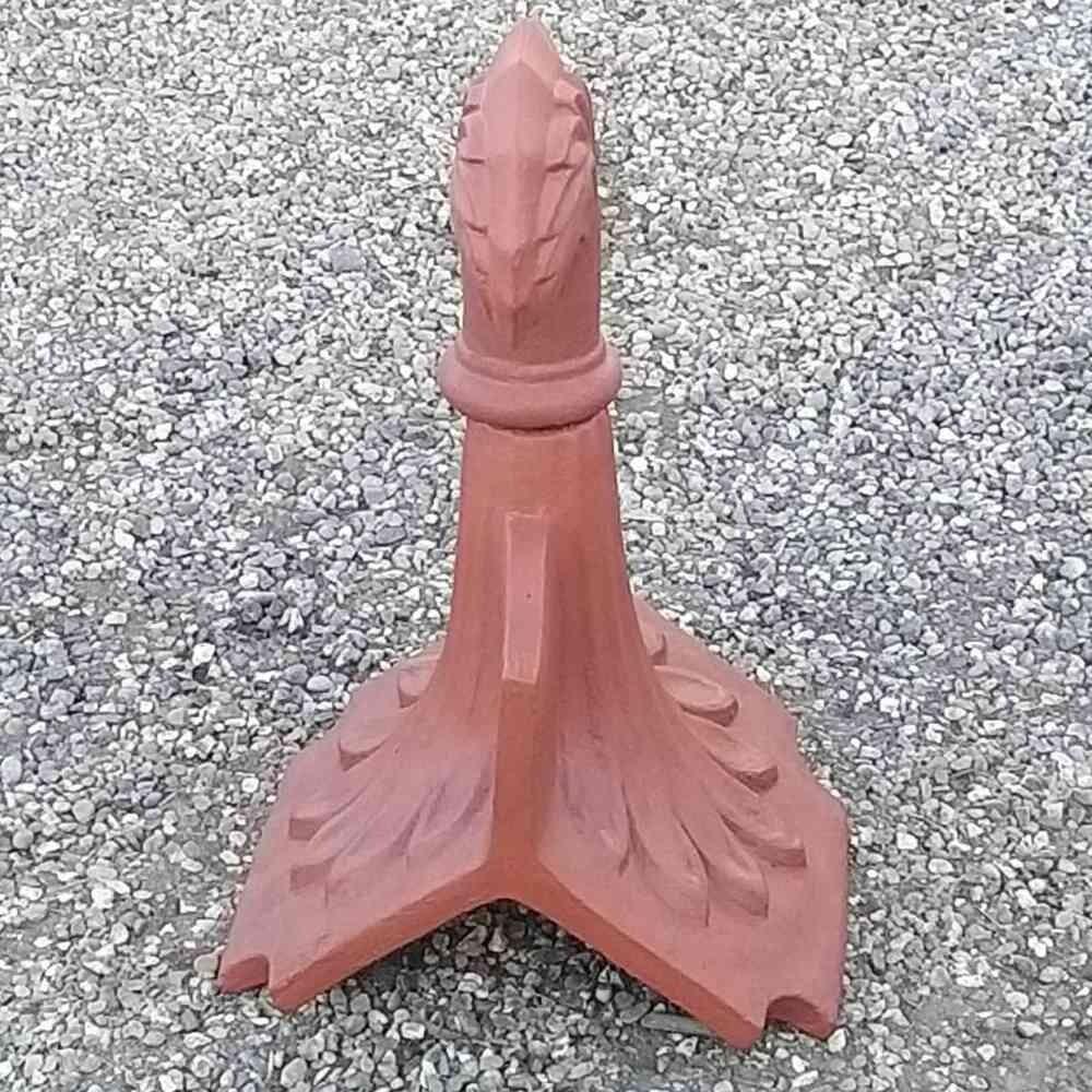 Column curved leaf ridge finial