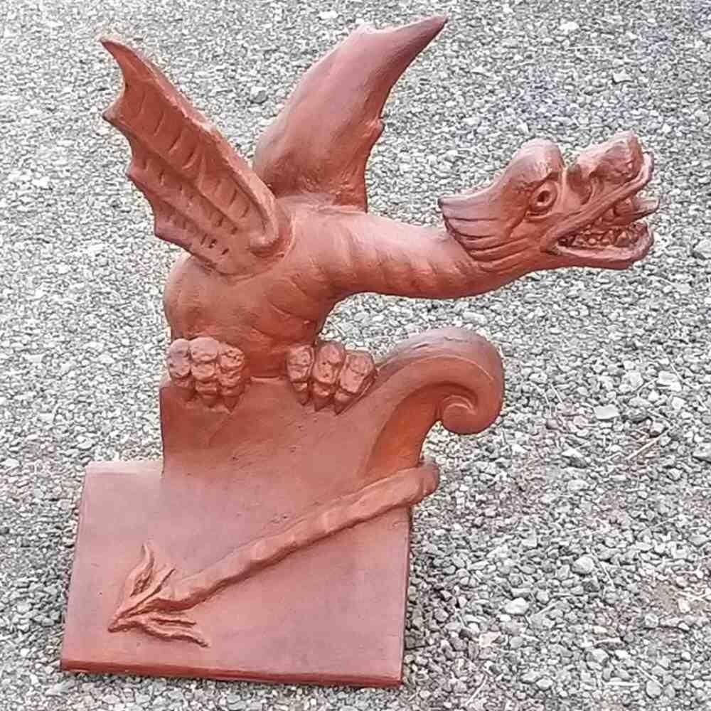 Oriental roof wyvern finial with poking tongue