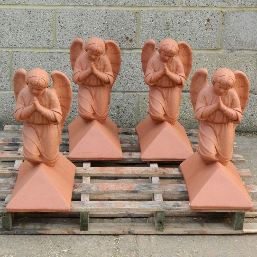 Block end angel finials on a pallet
